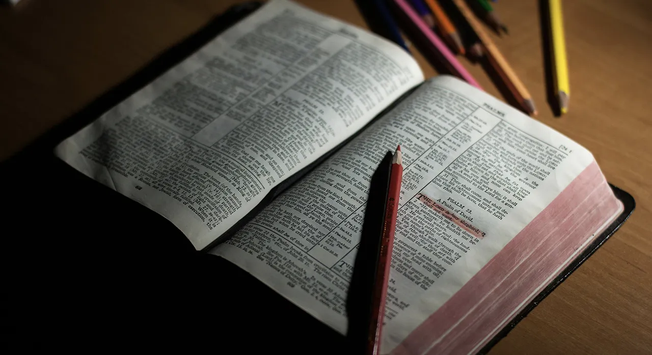 Una Biblia abierta sobre un escritorio, siendo estudiada para encontrar una respuesta bíblica clara sobre la homosexualidad.