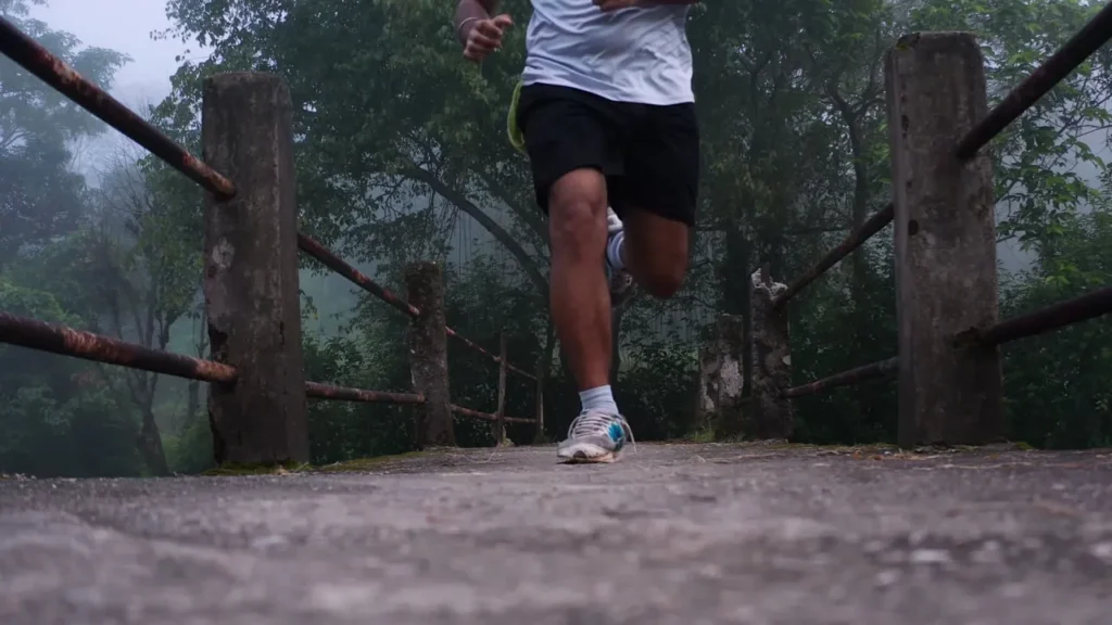 Una persona corriendo hacia adelante, simbolizando el mandato bíblico de huir de la inmoralidad sexual.